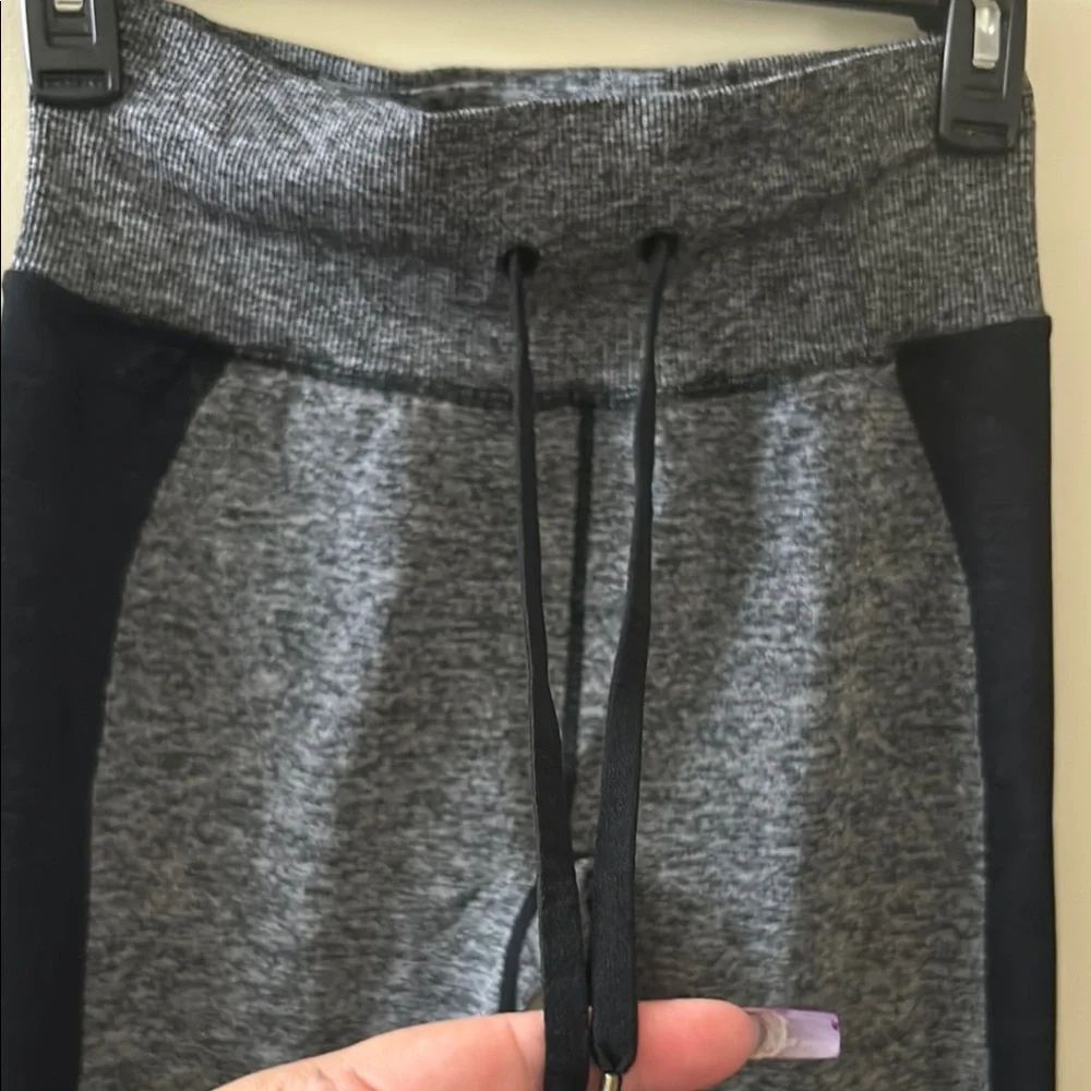 PINK Victoria's Secret Gray and Black Leggings with Wide Waistband - Picture 4 of 8